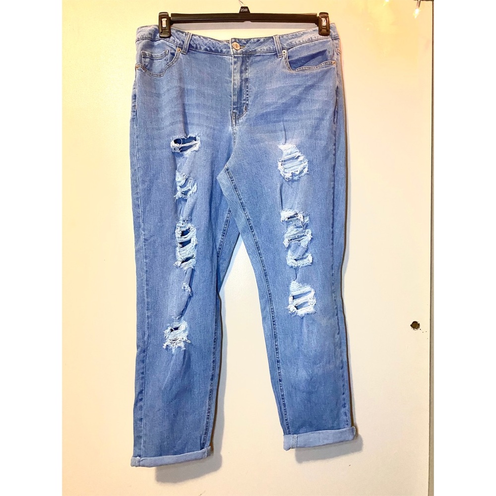 NWT Forever 21 Light Denim Distressed Jeans
